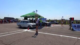 Москвич против Шевроле Камаро - смотреть видео (0:17)