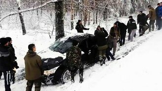 Вытащили авто из кювета всем миром - смотреть видео (2:16)