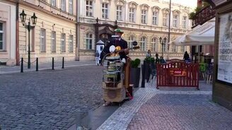 Уличный человек-оркестр - смотреть видео (2:46)