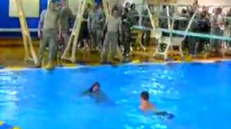 Военные учения в бассейне - смотреть видео (0:26)