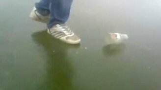 Прикол с банкой на льду - смотреть видео (0:20)