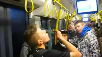 Горе-фокусник в автобусе - смотреть видео (0:41)