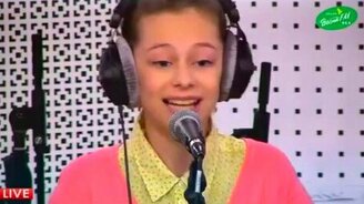 Юная девчушка спела песню Улыбайся! - смотреть видео (2:55)