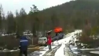 Мужик вытолкал КамАЗ - смотреть видео (1:04)