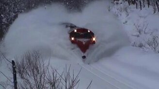 Поезда рассекают снежные сугробы - смотреть видео (2:22)