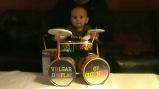 Папа готовит сына к стезе барабанщика - смотреть видео (1:07)