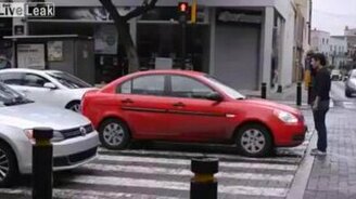 Пешеход обучает водителей культуре - смотреть видео (4:10)