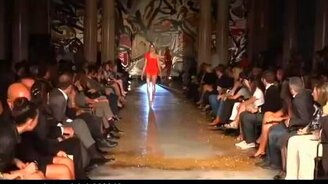 Модель с кудрявыми ногами - смотреть видео (0:41)