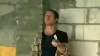 Жонглёр молотками-гвоздодёрами - смотреть видео (0:53)