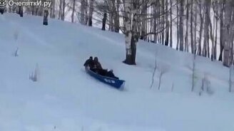 На лодке с зимней горки - смотреть видео (0:30)