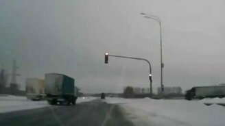 Эффектно затормозил на светофоре - смотреть видео (0:35)