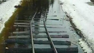 Плывущий тепловоз - смотреть видео (1:20)