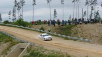 Опасный и впечатляющий прыжок на автогонках - смотреть видео (0:10)