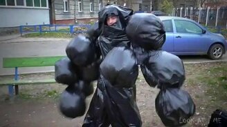 Розыгрыш с живыми мусорными пакетами - смотреть видео (4:35)