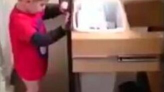 Юный деловой уборщик - смотреть видео (0:42)