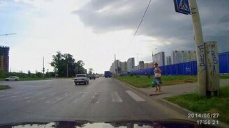 Водитель помогает пешеходу перейти улицу - смотреть видео (1:21)