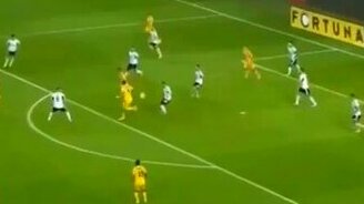 Неожиданные пас и гол в футболе - смотреть видео (0:16)