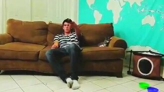 Кот пародирует хозяина - смотреть видео (0:18)