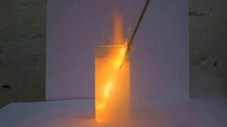 Эксперименты с жидким кислородом - смотреть видео (2:06)