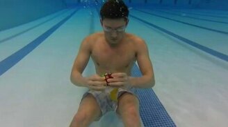 Собрал кубик Рубика под водой - смотреть видео (1:24)