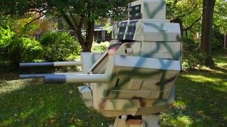 Отец сделал своему сыну костюм - смотреть видео (0:54)