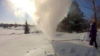 Включили поливалку при -34 градусах - смотреть видео (1:16)