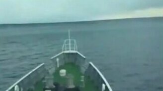 Судно переваливает через волну цунами - смотреть видео (0:57)