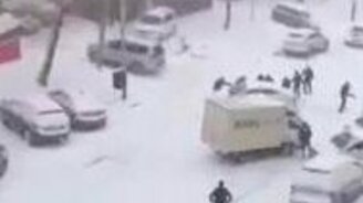 Неизбежные промахи в гололёд - смотреть видео (0:44)