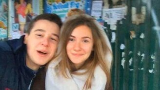 Как девушки реагируют на поцелуй во время фотографирования - смотреть видео (2:23)