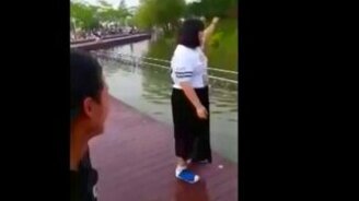 Решил подшутить над толстухой - смотреть видео (0:23)