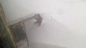 Никак не проберётся к подъезду - смотреть видео (1:00)