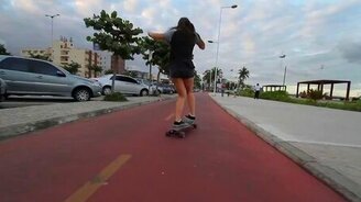 Непринуждённая скейтерша - смотреть видео (1:18)