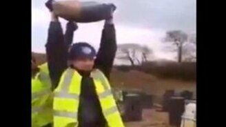 Неудачное упражнение с мешком цемента - смотреть видео (0:39)