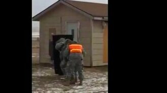 Спецназовец переволновался - смотреть видео (0:18)