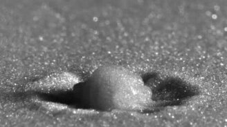 Падение капли воды в песок - смотреть видео (1:23)