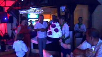 Уронили торт на свадьбе - смотреть видео (0:22)