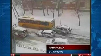 Джип толкнул автобус в горку - смотреть видео (0:52)