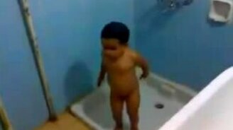 Малыш танцует в душе - смотреть видео (0:45)