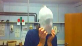 Голова в резиновой перчатке - смотреть видео (0:23)