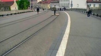 Катание по рельсам на поддоне - смотреть видео (1:38)