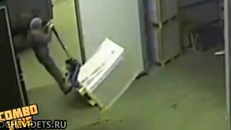 Зрелищная неудача грузчика - смотреть видео (0:12)