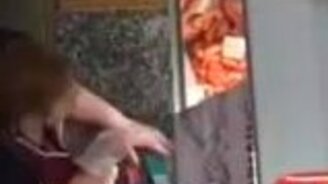 Позор таким продавщицам! - смотреть видео (0:35)