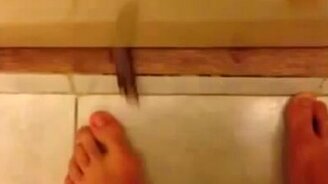 Играет с кошкой ногами - смотреть видео (0:20)