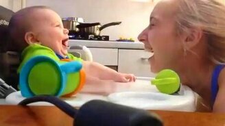 Мама изображает собачку - смотреть видео (1:01)