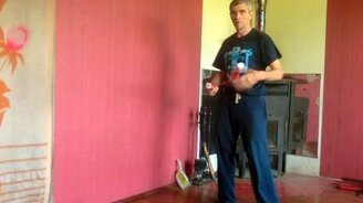 Йогуртные баночки вместо нунчак - смотреть видео (1:20)