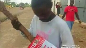 Сыграл на гитаре-самоделке и спел - смотреть видео (2:24)