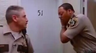 Откройте, полиция! - смотреть видео (0:22)