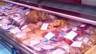 Кот среди рыбных лакомств прилавка - смотреть видео (0:50)