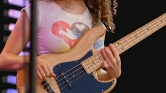 Женское соло на бас-гитаре - смотреть видео (1:02)