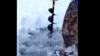 Хотел порыбачить - утопил бур - смотреть видео (0:13)